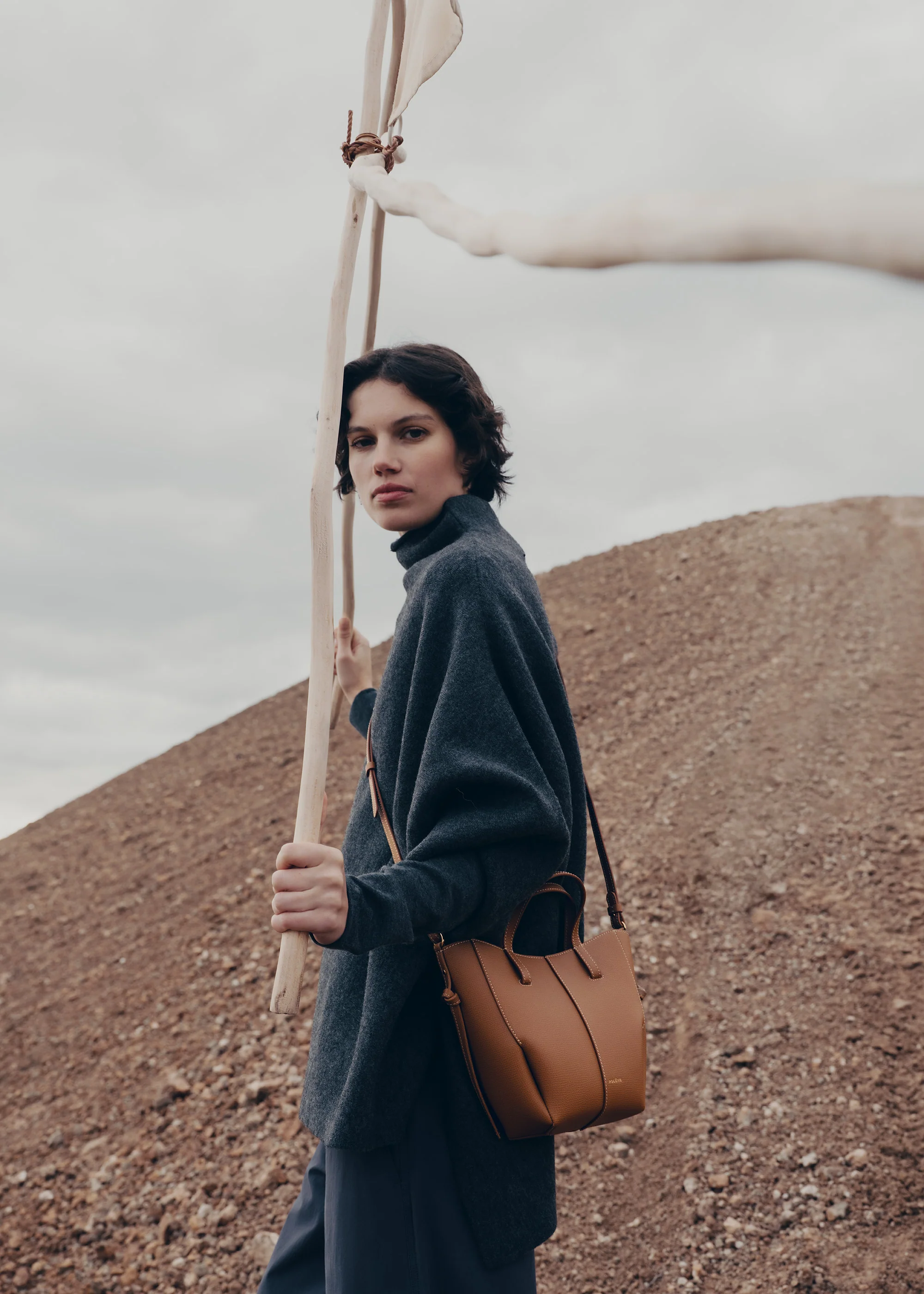 Cyme Tote Nano - Camel Genarbtes Leder - Image 4