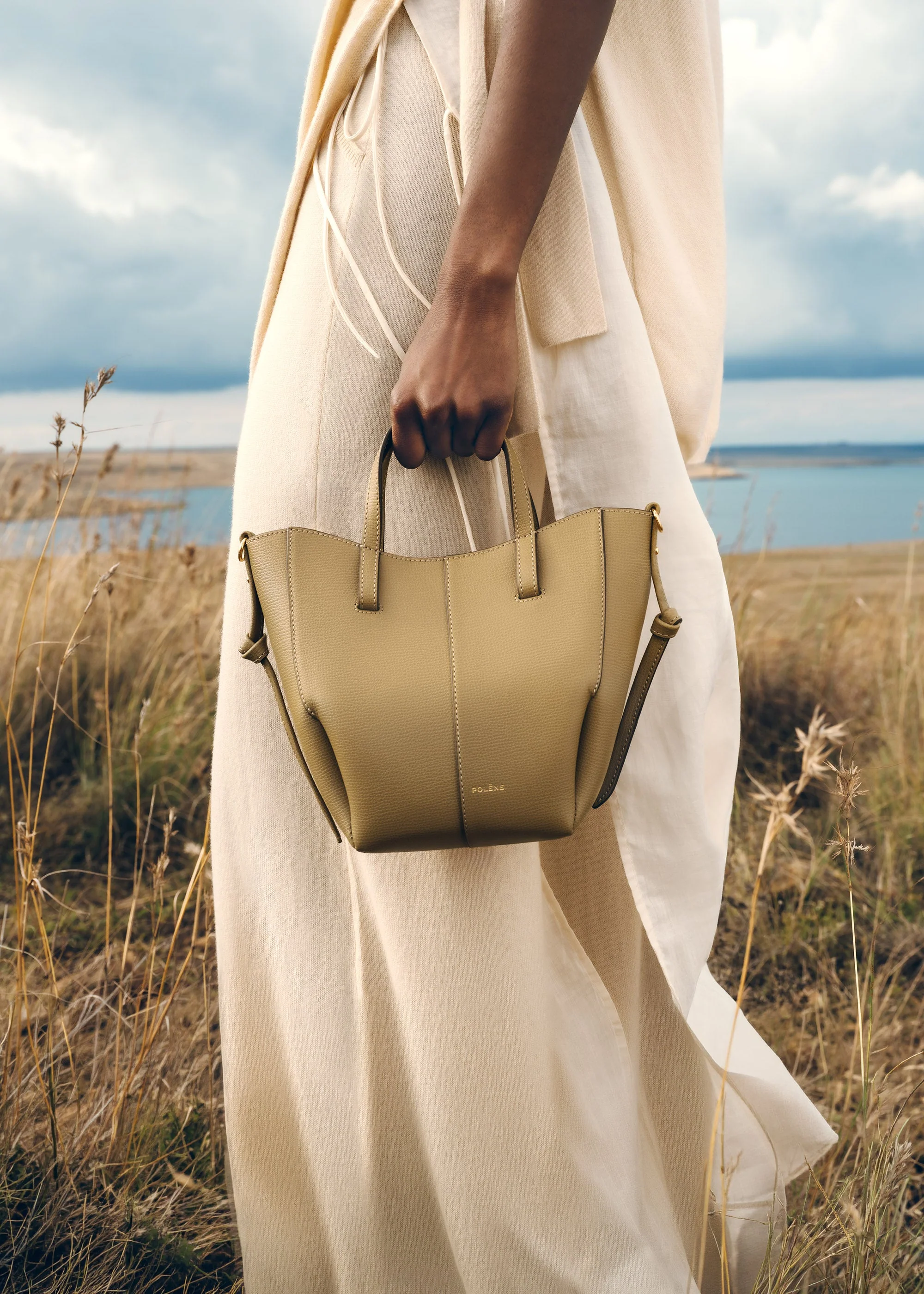 Cyme Tote Nano - Olivbraun Genarbtes Leder - Image 4