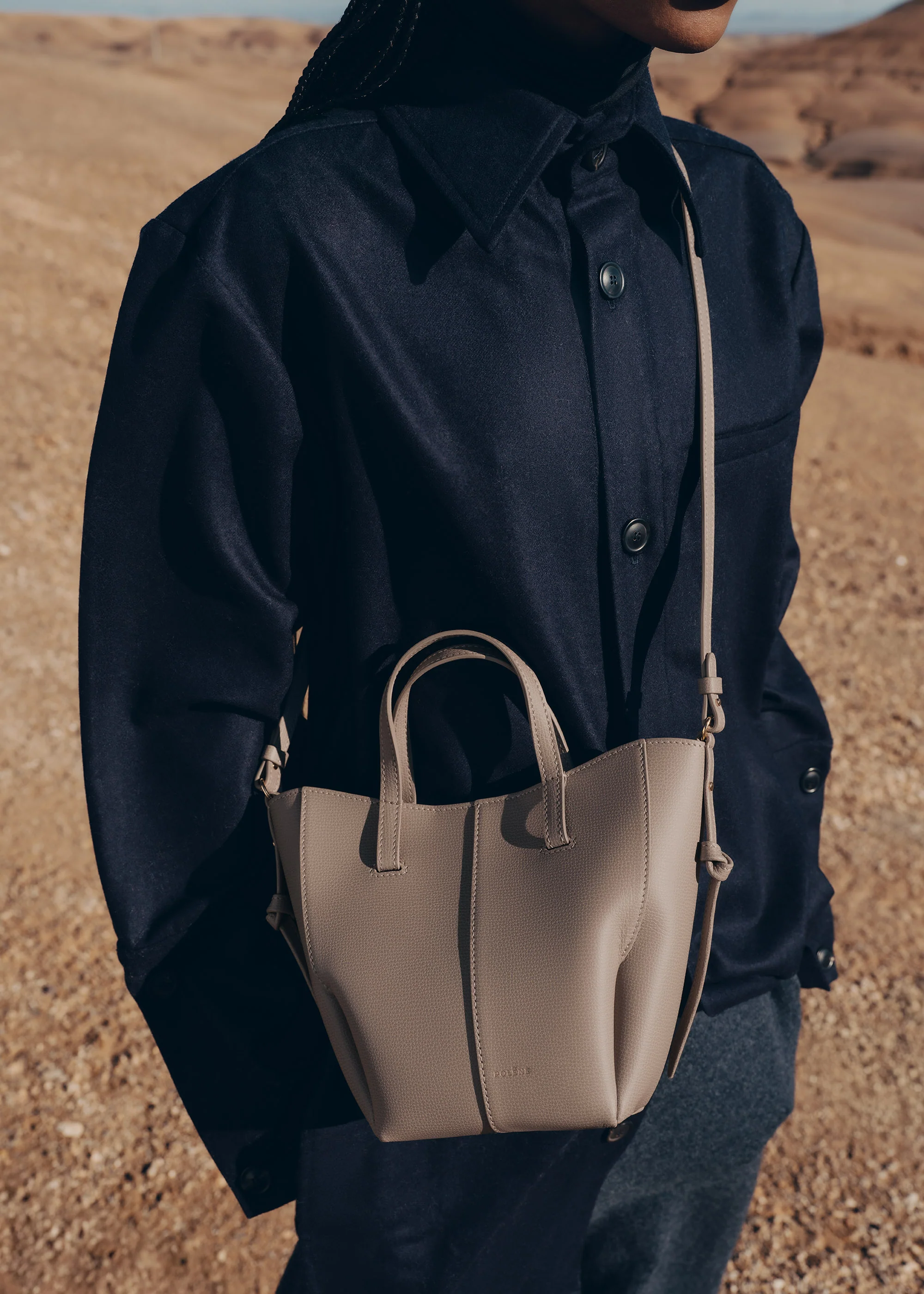 Cyme Tote Nano - Taupe Genarbtes Leder - Image 3