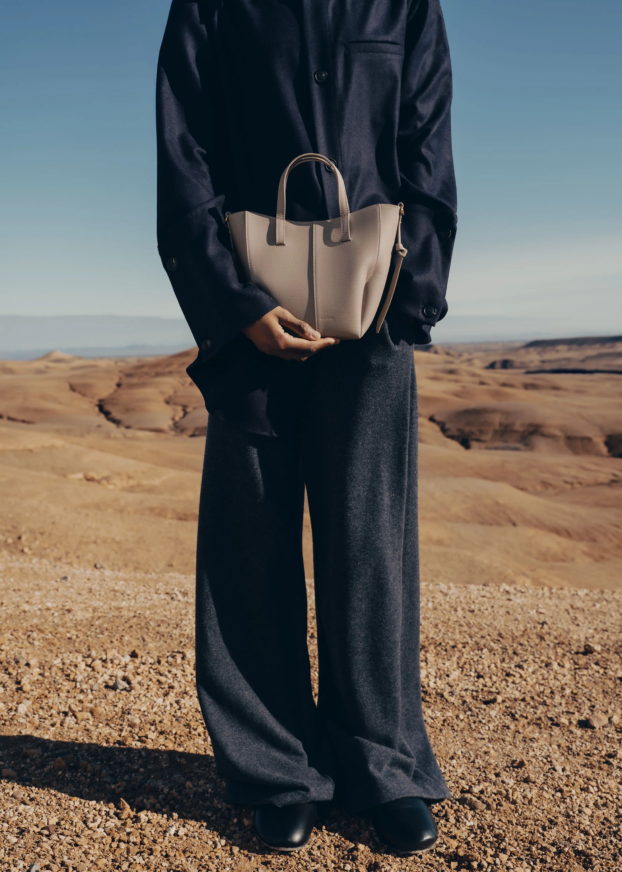 Cyme Tote Nano - Taupe Genarbtes Leder - Image 4
