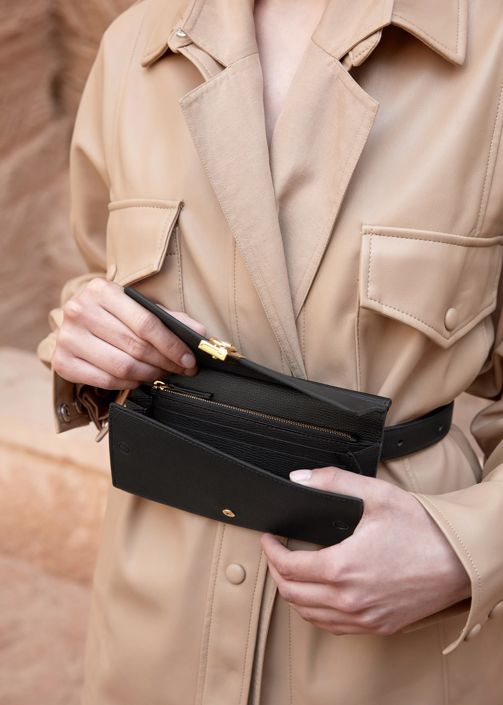 Numéro Sept Gürteltasche - Schwarzes Genarbtes Leder - Image 4