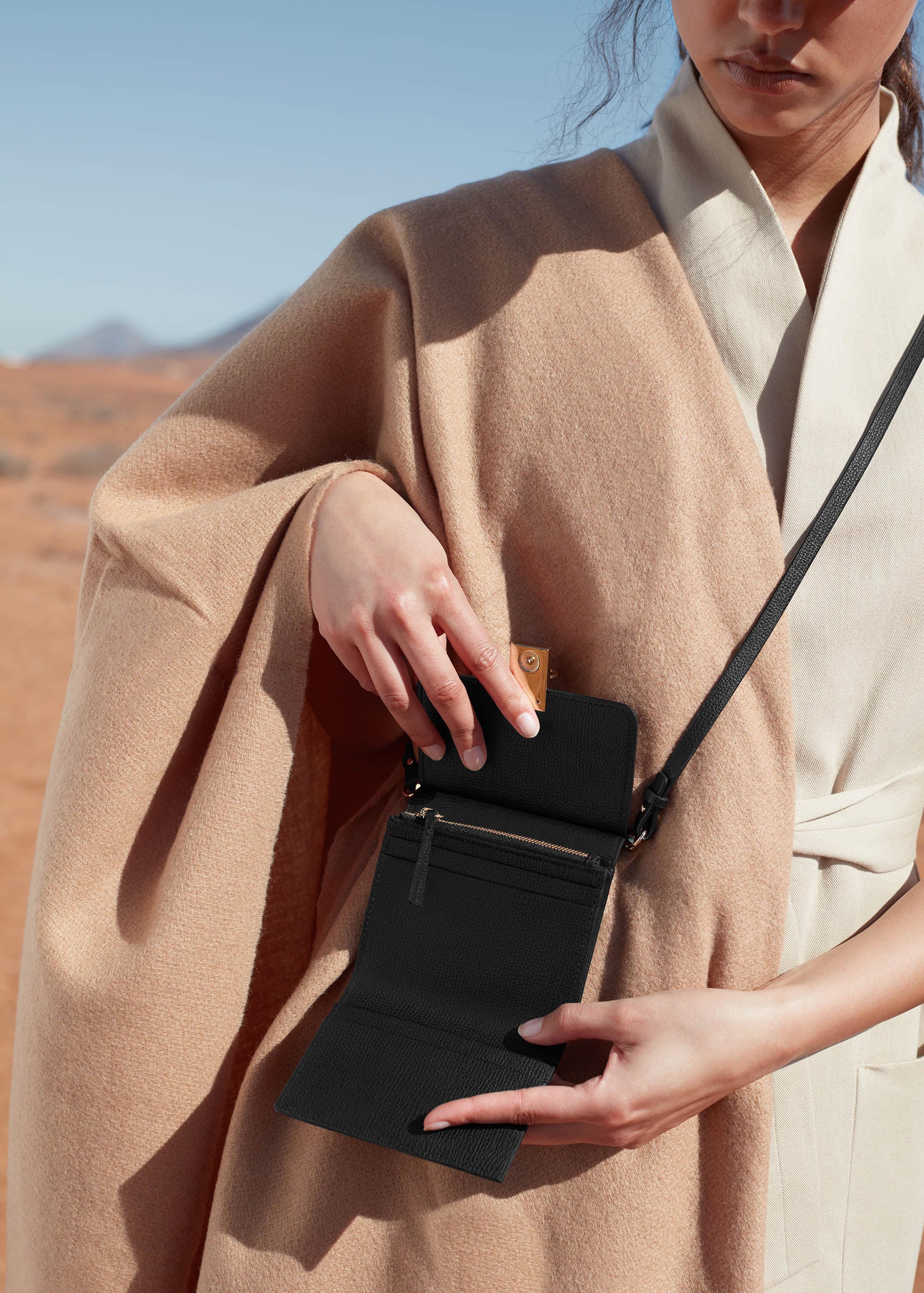 Crossbody Portemonnaie Numéro Sept - Schwarz Genarbtes Leder - Image 4
